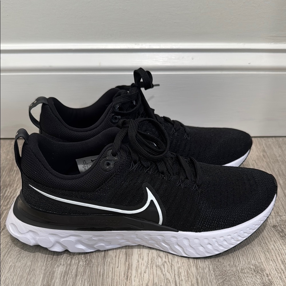 🆕 Nike Black and White Athletic Sneakers